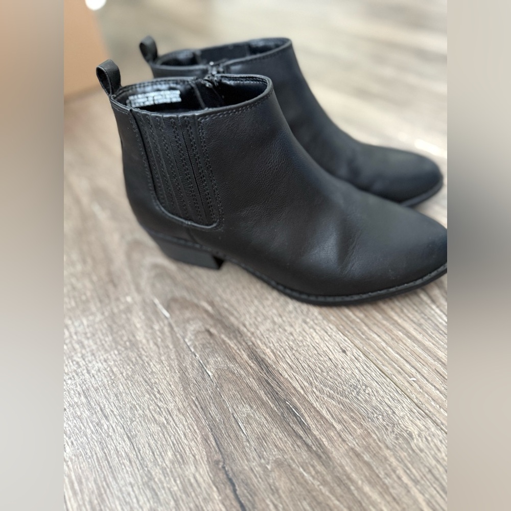 Girls black boots